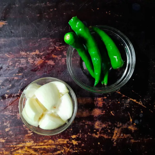 Untuk teman-teman yang suka pedas dapat ditambah jumlah cabainya. Bila yang tidak suka pedas dapat diganti paprika atau dilewatkan.