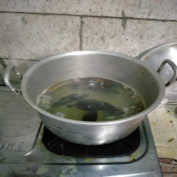 Siapkan panci rebus air sampai mendidih lalu masukan bumbu dan daun salam