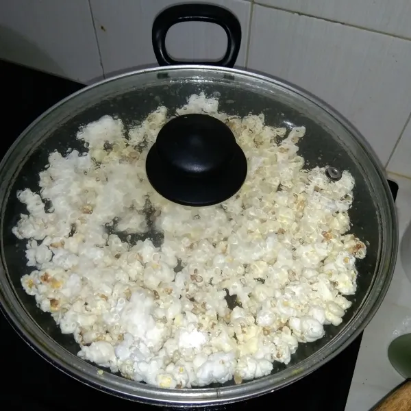 Tunggu beberapa saat sampai jagung berubah menjadi popcorn, tunggu sampai tidak ada suara letupan yg artinya semua jagung sudah matang.