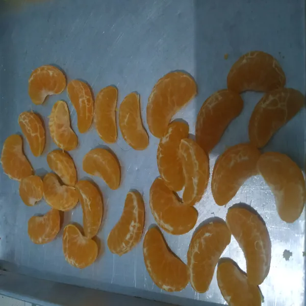 Kupas jeruk mandarin baby. Sisihkan.