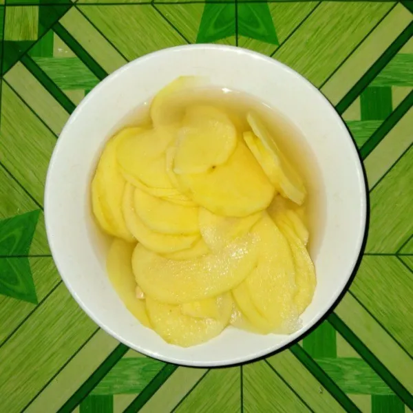 Rendam dengan air garam dan penyedap rasa.