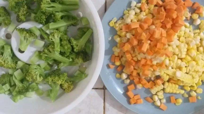 Pipil jagung manis dan potong ukuran kecil wortel dan brokoli