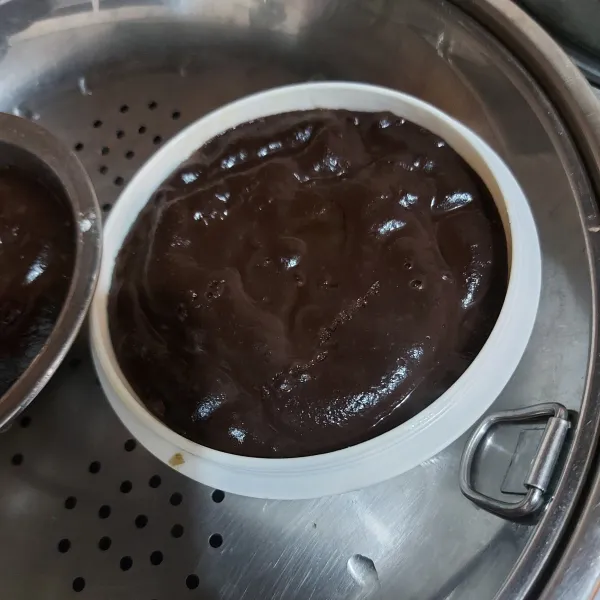 Sebelumnya oleskan cetakan dengan  mentega dan taburan tepung agar adonan tidak lengket, kemudian kukus selama 15 menit.