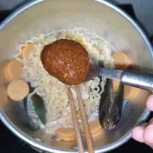Tambahkan gojhujang, merica bubuk, bawang putih dan bumbu samyang. Aduk ...