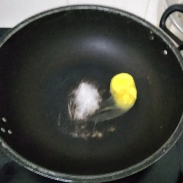 Lelehkan mentega.