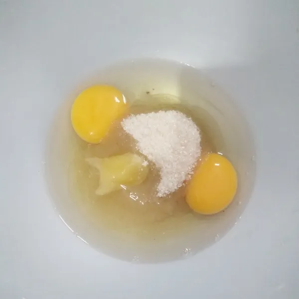 Masukan telur, gula pasir, dan SP ke dalam wadah kemudian mixer hingga mengembang.