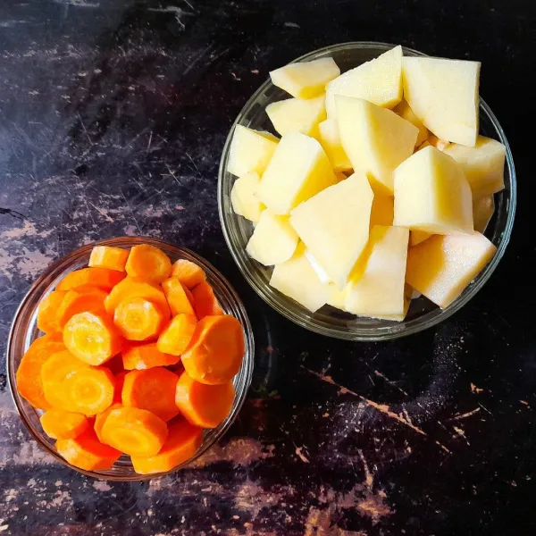 Persiapkan kentang dan wortelnya.