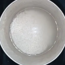 Rendam beras ketan semalaman.