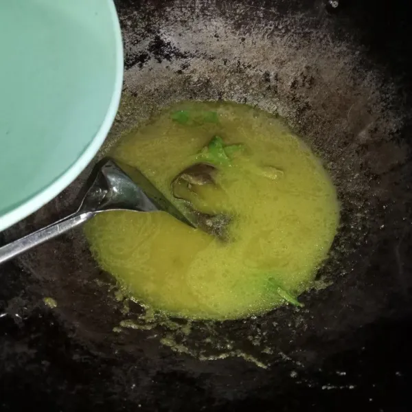 Masukkan air secukupnya dan biarkan hingga mendidih.