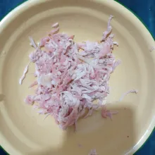 Kukus ayam selama 30 menit. Suwir-suwir tipis ayam. Sisihkan.