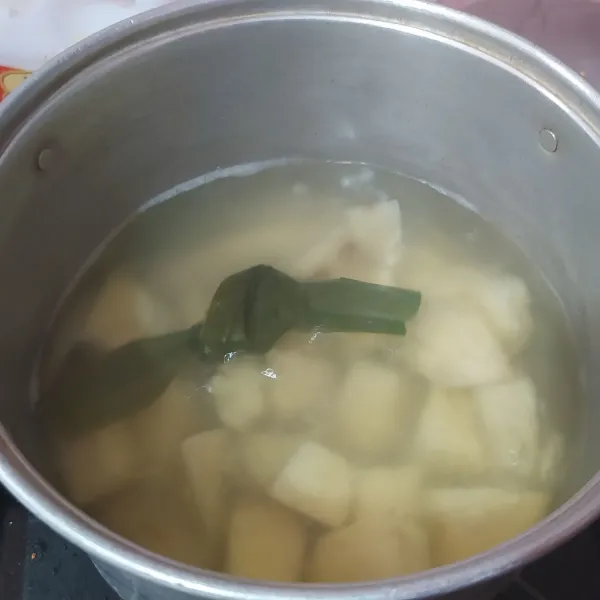 Masukan potongan ubi dengan daun pandan ke dalam panci lalu beri air hingga seluruhnya terendam. Rebus hingga ubi empuk.