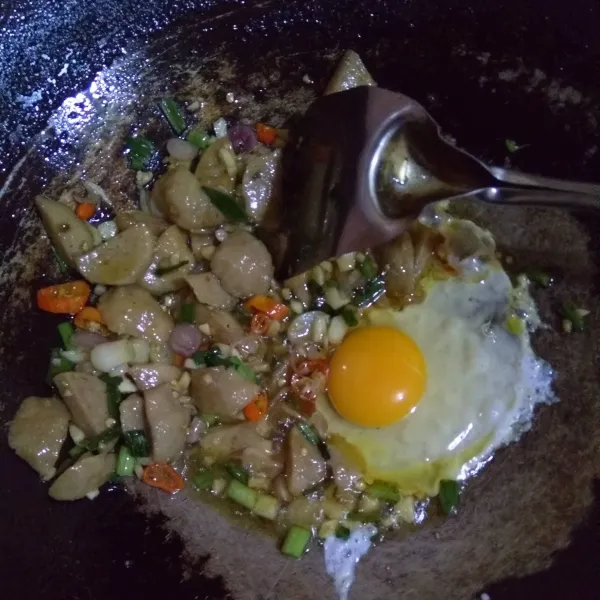 Masukan telur kemudian aduk hingga rata.