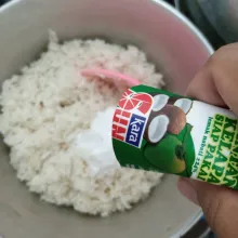 Ketan yang sudah dikukus tadi aron dengan santan dan tuang air panas dari dalam kukusan. Tambahkan garam, aduk rata.