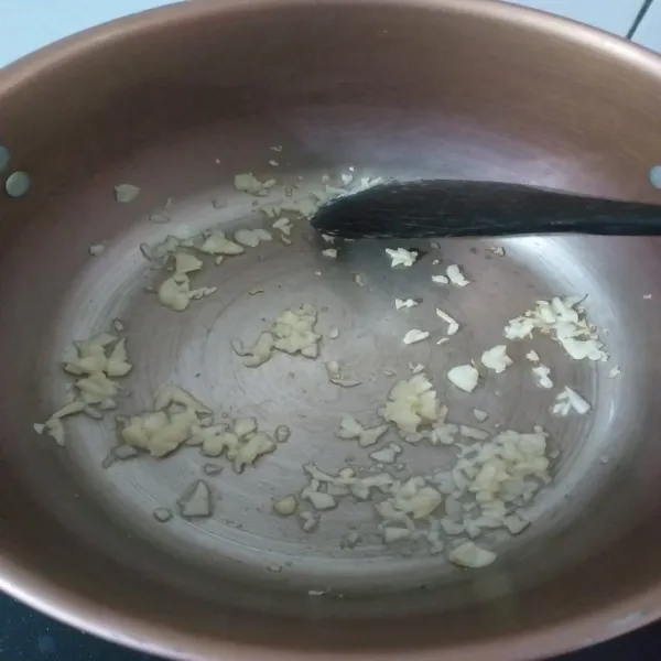 Panaskan mentega dan masak bawang putih hingga harum