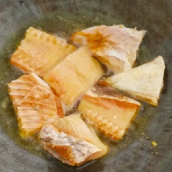 Potong ikan asin lalu rendam dalam air selama 15 menit tujuanny biar kandungan garamny berkurang kemudian goreng. Angkat dan sisihkan.