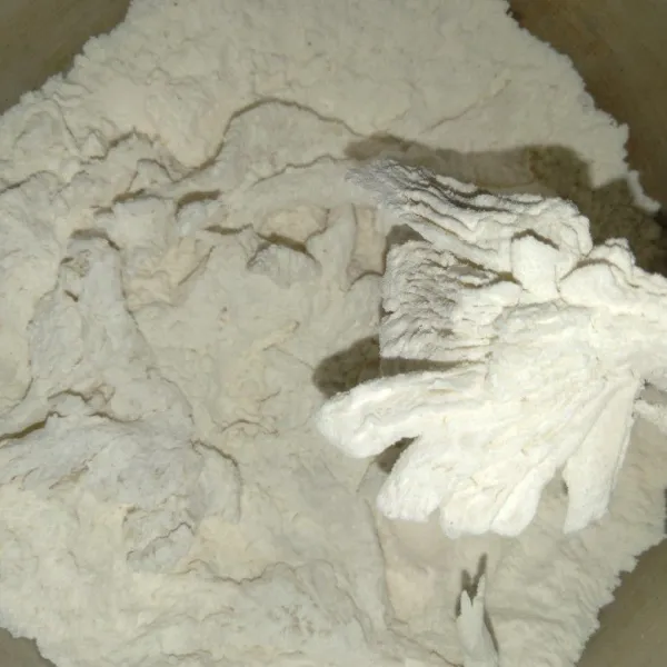 Ambil secukupnya jamur dan masukkan dalam campuran tepung. Ratakan tepungnya sambil ditekan.
