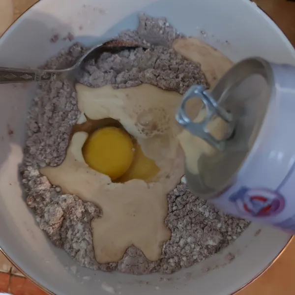 Tambahkan 1 butir telur dan susu cair.