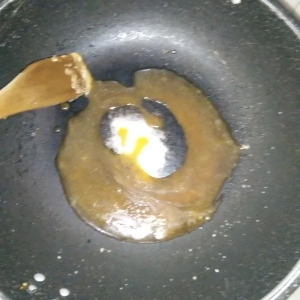 Bila gula sudah mencair seperti ini, matikan kompor.