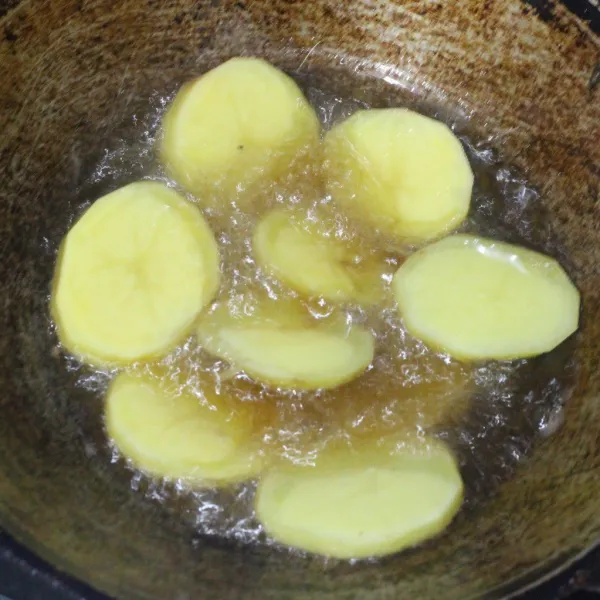 Goreng kentang setengah matang lalu tiriskan dan sisihkan.