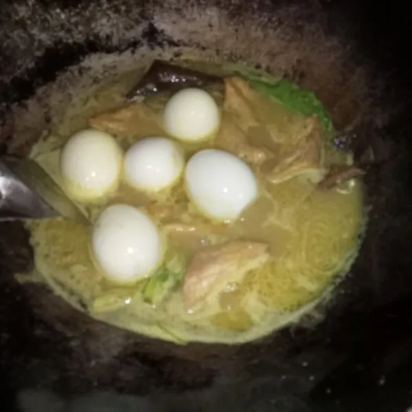 Masukkan telur rebus dan tahu goreng, masak hingga meresap.