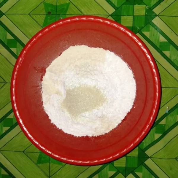 Masukan tepung terigu, gula pasir, fermipan, dan baking powder
