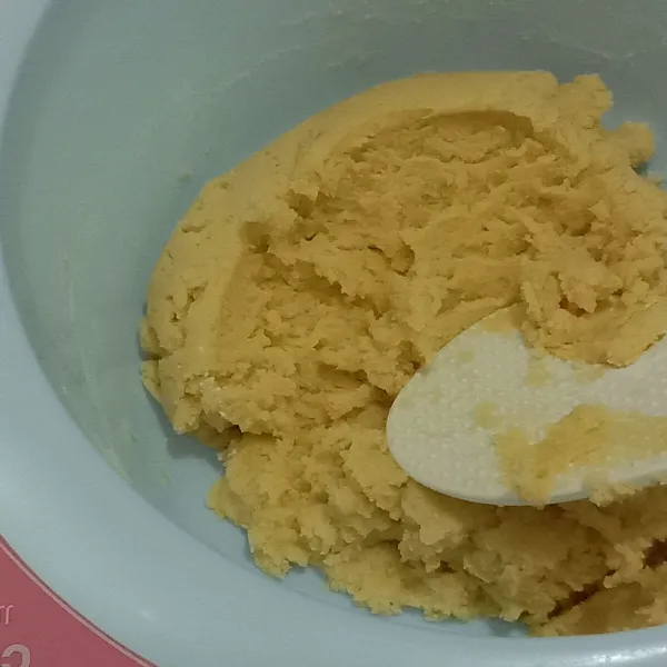Tambahkan tepung terigu dan maizena, aduk hingga bisa dibentuk.