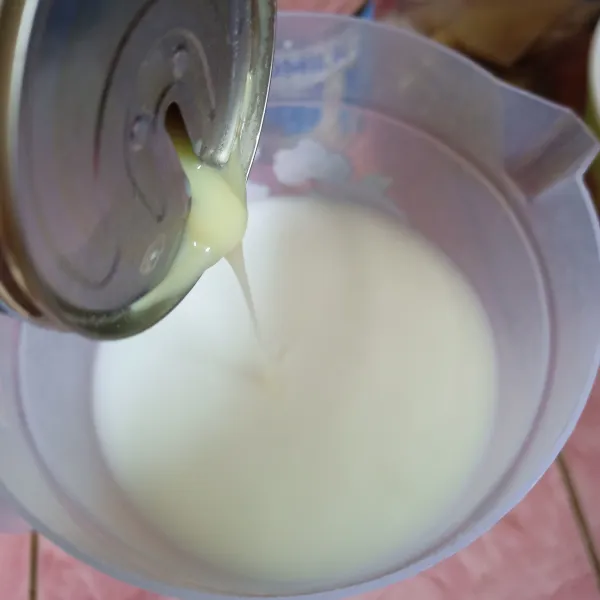 Campurkan susu dengan air matang kemudian aduk hingga rata