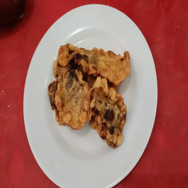 Siapkan minyak goreng panas dan goreng hingga kecoklatan