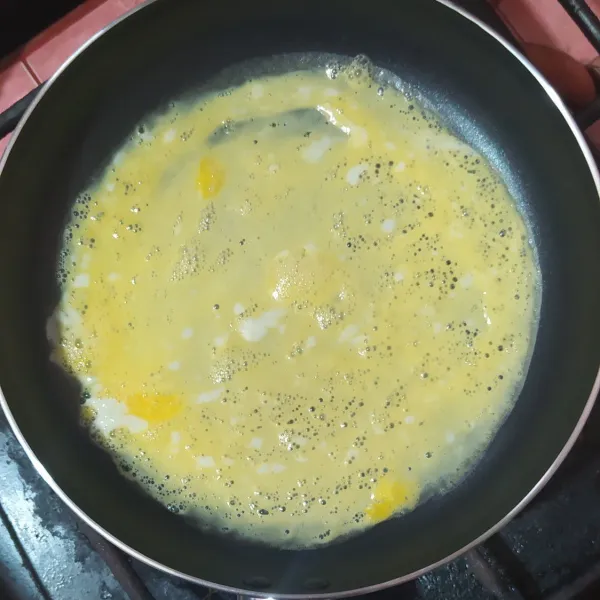 Kocok telur lalu buat 3 atau 4 dadar.