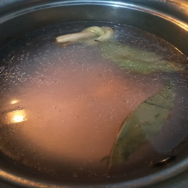 Tambahkan air pada air rebusan ayam tadi, tambahkan serai dan daun salam. Masak hingga mendidih dan harum.