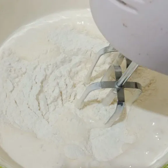 Masukan campuran tepung terigu dan susu bubuk mixer dengan kecepatan rendah hingga tercampur rata matikan mixer.