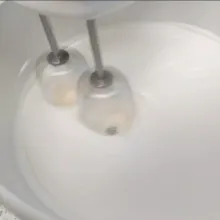 Mixer dengan kecepatan tinggi telur, gula dan emulsifier sampai kental, putih dan berjejak.