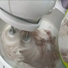 Turunkan ke speed paling rendah, lalu masukkan ayakan terigu. Mixer asal rata saja, lalu lanjut aduk rata dengan spatula.