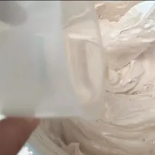 Masukkan minyak dan air jeruk lemon, aduk rata dengan spatula.