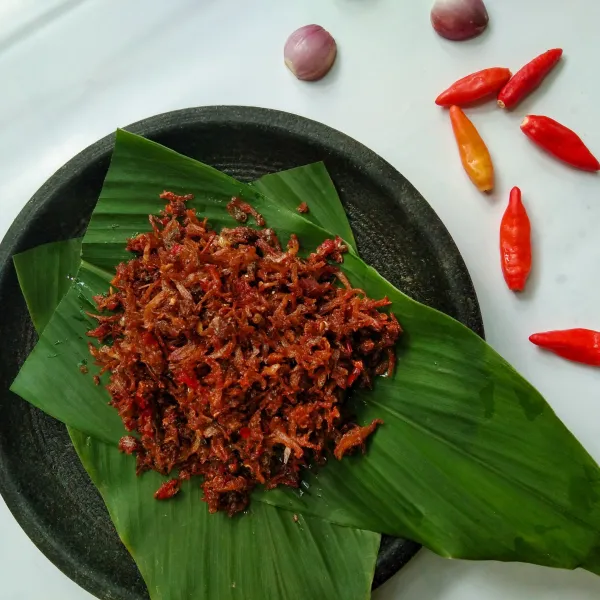 Balado teri nasi siap dimakan bersama nasi hangat.