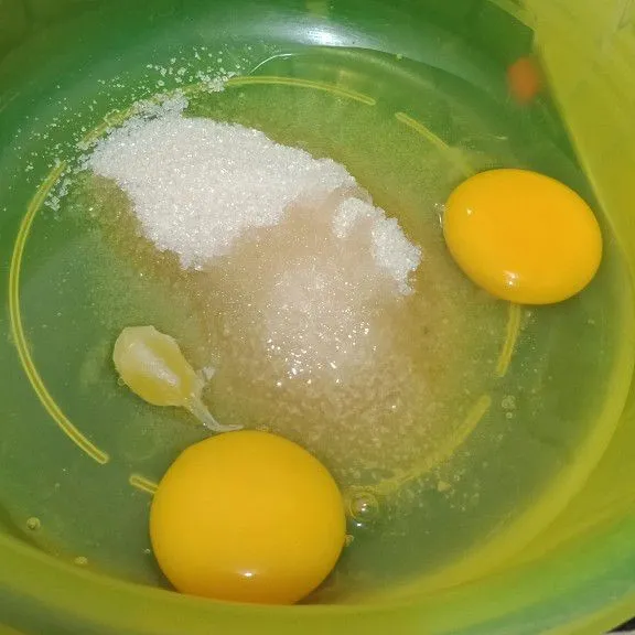 Pecahkan telur ke wadah bersih tambahkan gula dan sp.
