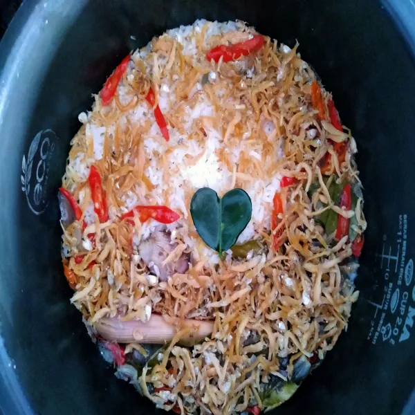 Masak nasi liwet di dalam rice cooker / magicom sampai matang. Ketika akan dimakan, aduk rata. Selesai.