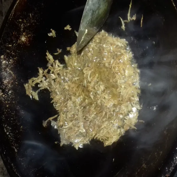 Goreng teri sampai kriuk kemudian tiriskan