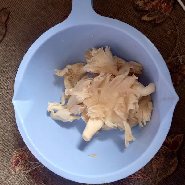 Cuci bersih jamur tiram peras agar airnya berkurang.