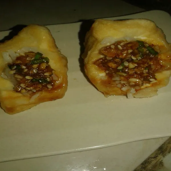 Tuang bumbunya. Sisa bumbu bisa buat cocolan.