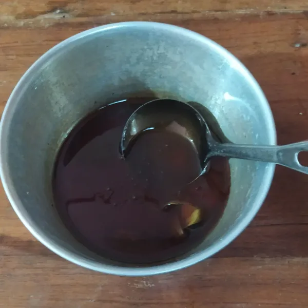 Siapkan sirup gula merah.