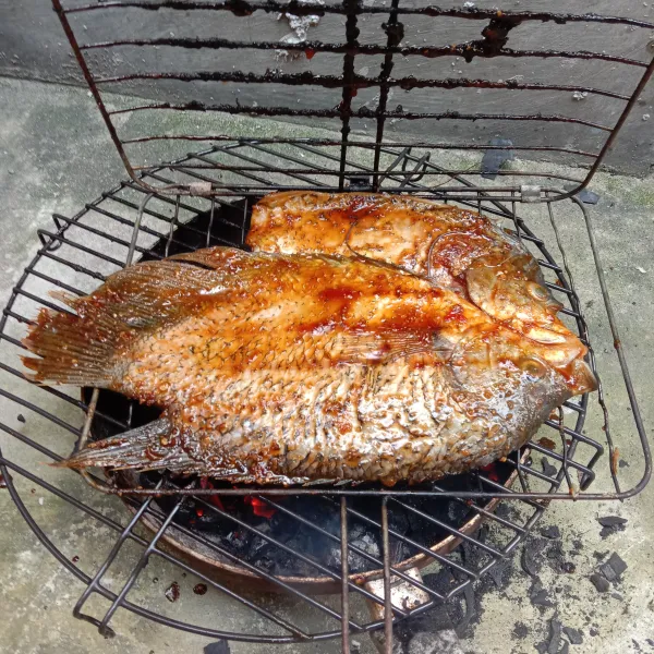 Oleskan ke gurami, bakar satu sisi hingga matang.