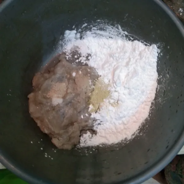 Cara membuat tekwan, haluskan udang yang sudah dikupas kulitnya lalu tambahkan tepung tapioka, garam, kaldu bubuk, merica bubuk dan bawang putih.