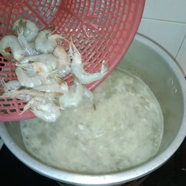 Masukkan udang dan masak sampai kemerahan.