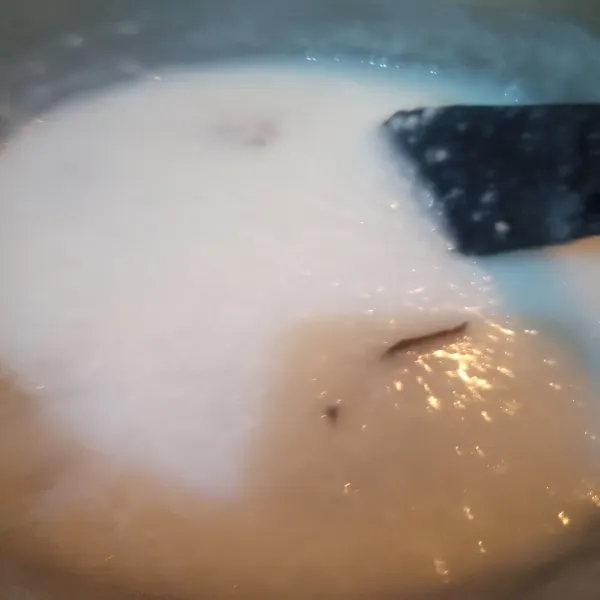 Masak bubur hingga air berkurang dan meletup-letup atau mengental.