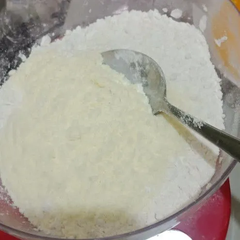 Campur rata tepung terigu dan susu bubuk sisihkan. Panaskan oven di suhu 180°.