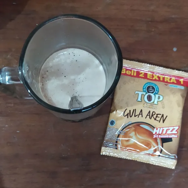 Seduh kopi instan gula aren dengan air panas (tiap 1 gelas 100 ml air panas), tambahkan sirup gula merah sesuai selera. Aduk rata. Jika tidak suka manis bisa di skip karena kopi instannya sudah mengandung gula.