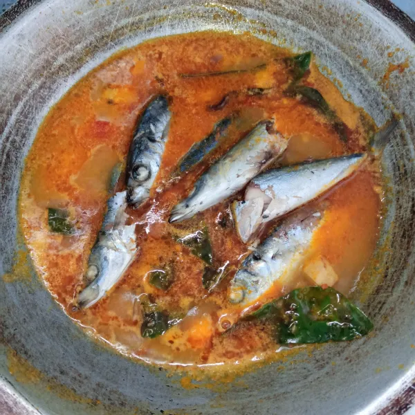 Masukan ikan pindang. Masak sampai mendidih dan bumbu meresap. Icip rasa. Angkat dan sajikan.