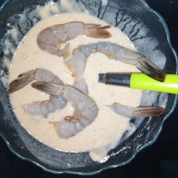 Celupkan udang ke dalam bahan basah.