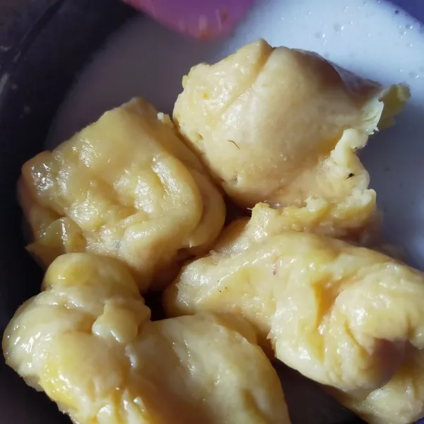 Haluskan tape dan santan kental, aduk rata.